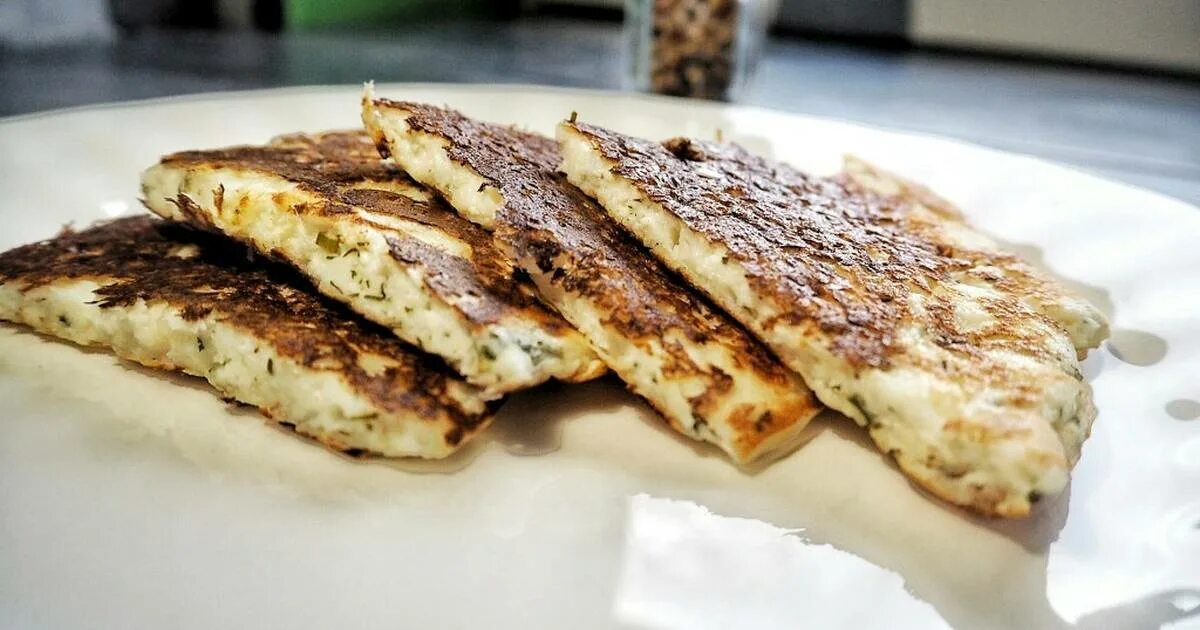 Лепешки ленивые хачапури. Ленивые хачапури с сыром на сковороде. Тортилья с яйцом и ветчиной. Пп лепешка из творога. Хачапури мчади.