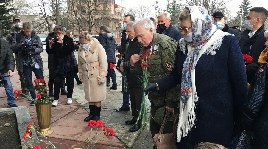 Симферополь в 2014 году. 26 Февраля в Симферополе у стен Крымского парламента. 26 Февраля митинг в Симферополе. Митинг 26 февраля 2014 Симферополь.