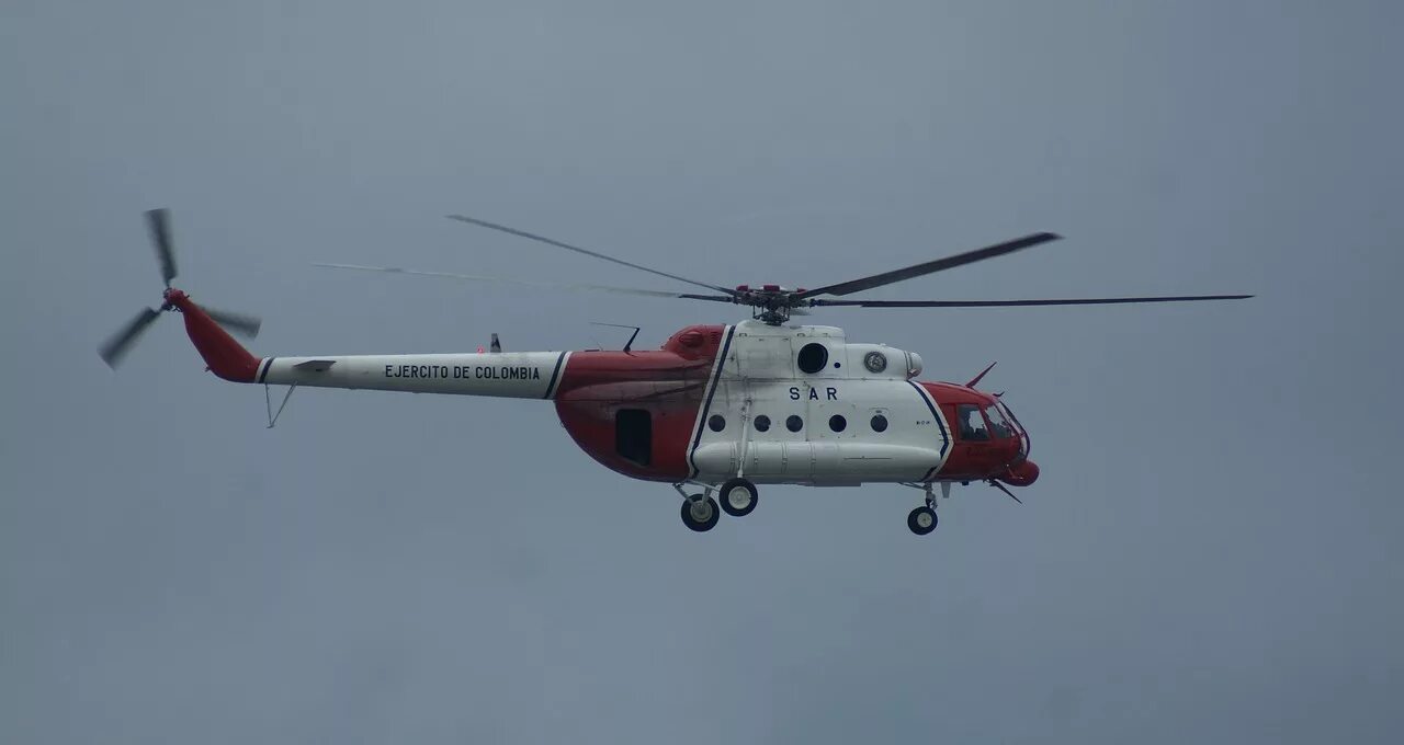 Ra-01648 вертолет bell 407. Черный вертолет с красной полосой. Серо красный вертолет. Taiwan air force sikorsky s-70c-1a/m. Вертолет красно белый в полоску.