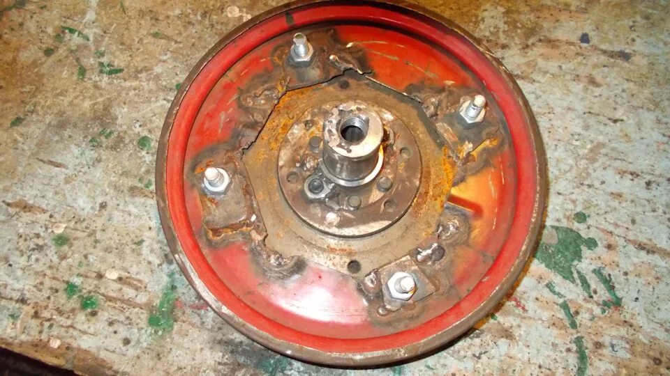 Полноценное сцепление на минитрактор. Сцепление на минитрактор от ваз классика. Сцепление ваз на минитрактор. Шкив из маховика ваз на минитрактор. Сцепление из тормозного диска ваз 2108 на минитрактор.
