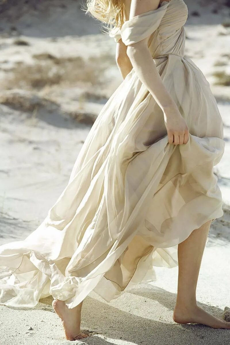 Платье для хореографии. Девушка балет. Девочка в бежевом платьице танец. Танцы балет. Балерина в пышном платье в хорошем качестве.