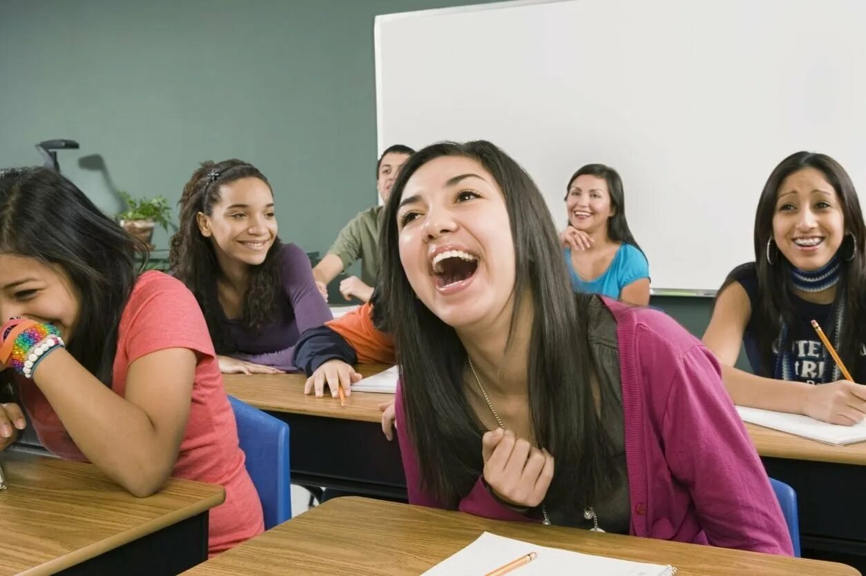 Teacher floating in class scary. Весь класс смеется. Смеяться на уроке. Студенты смеются. Смех в классе.