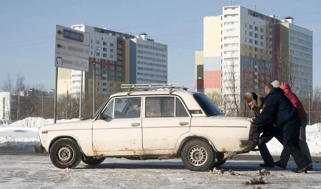 Толкают Жигули. Старые автомобили запретят в России. Запрещённые машины в России. Толкать машину ВАЗ.