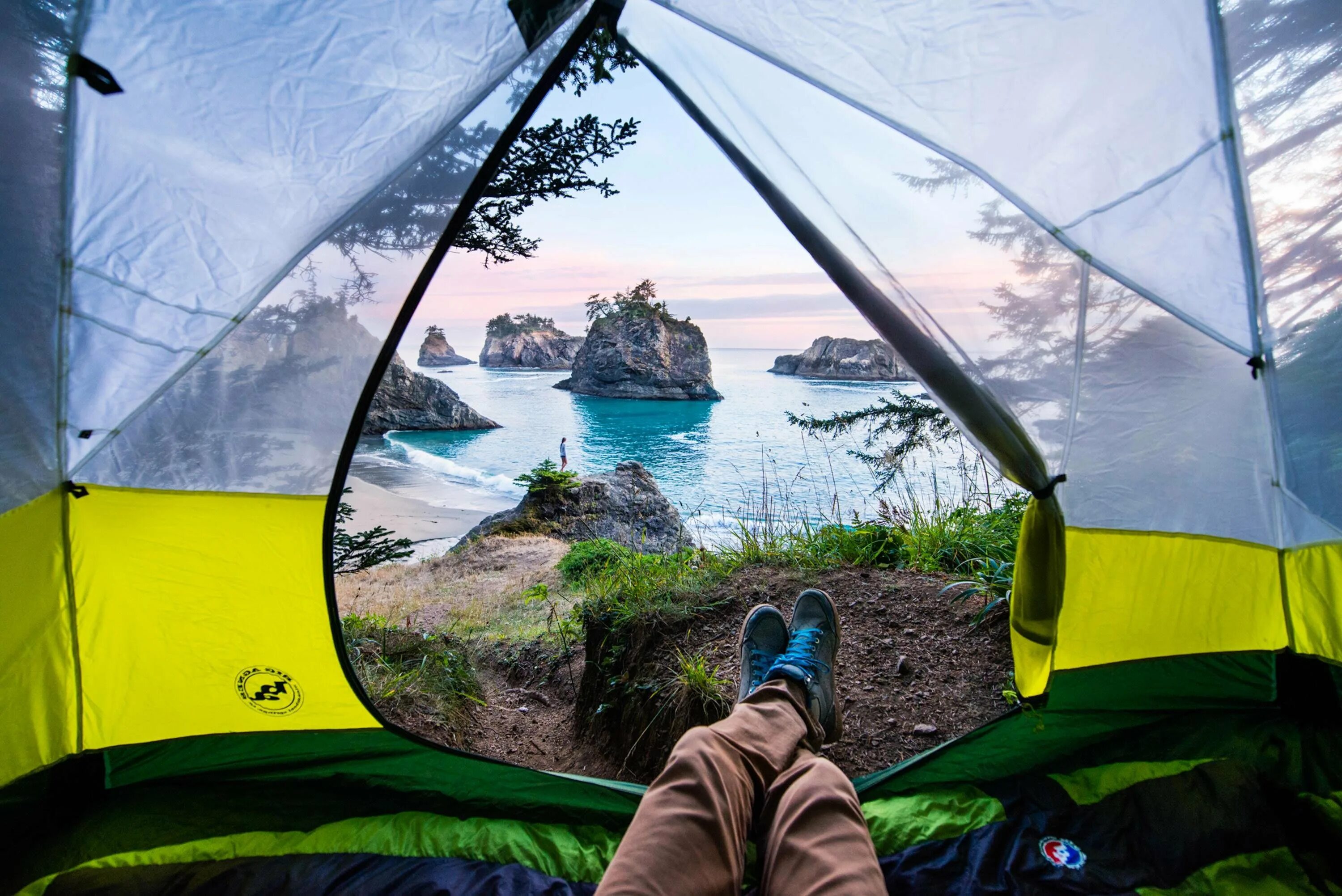 Красивый вид из палатки. Палатка на природе. Палатка туристическая. Палатка в горах. Travel camp