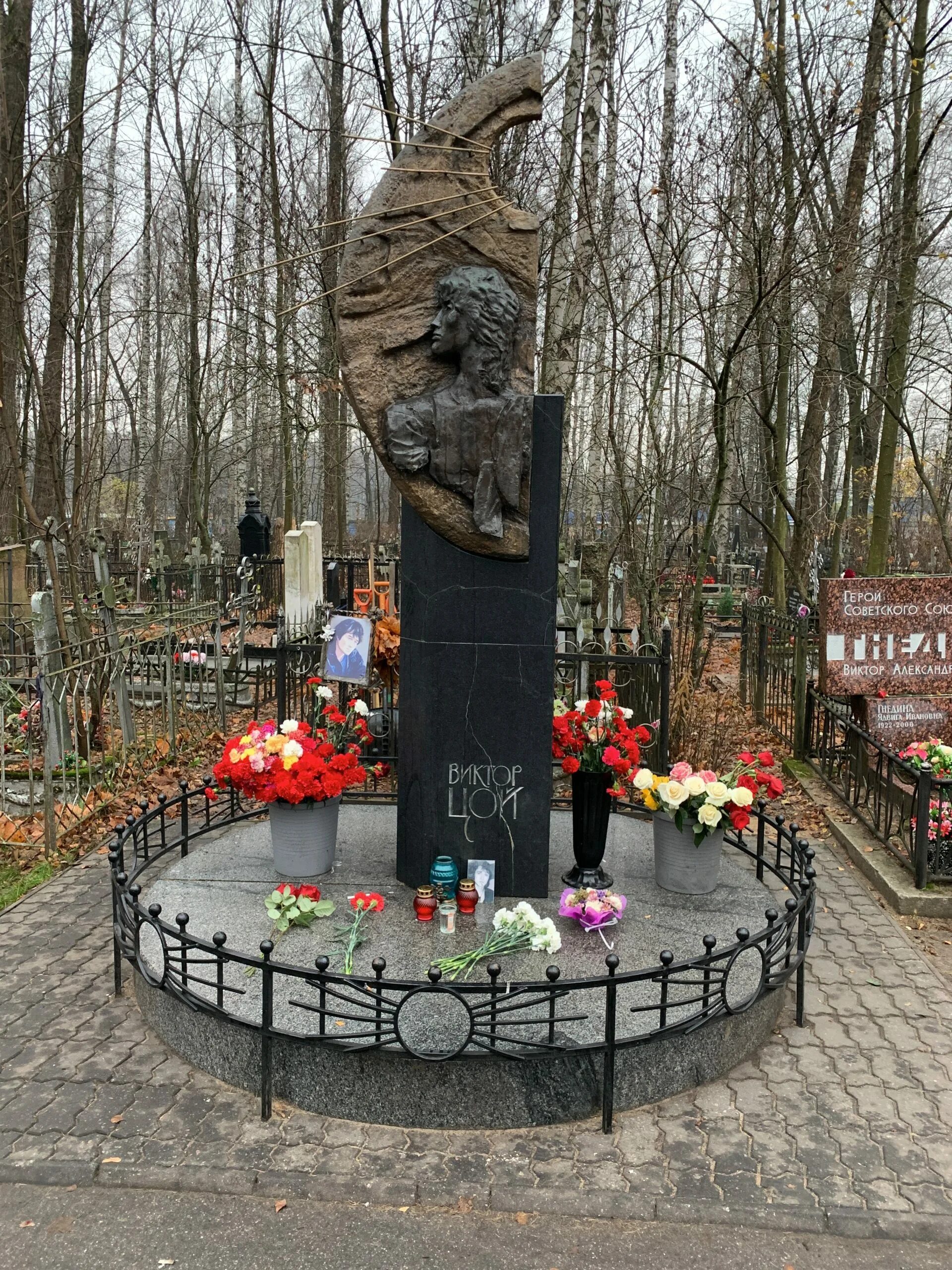 Могила цоя в петербурге. Богословское кладбище цой. могила цоя 1990. могила цоя могила могила цоя. богословское кладбище санкт-петербург.