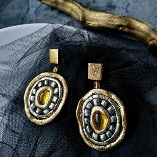 Август украшения