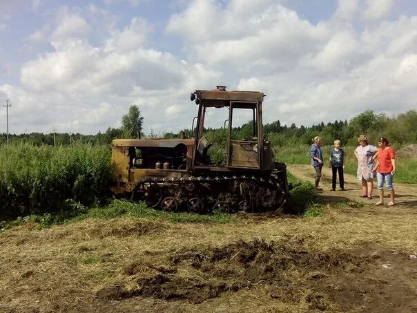 тракторист вологда. гусеничный трактор в деревне. мужчина на тракторе. трактористов 5 вологда. трактор в деревне.