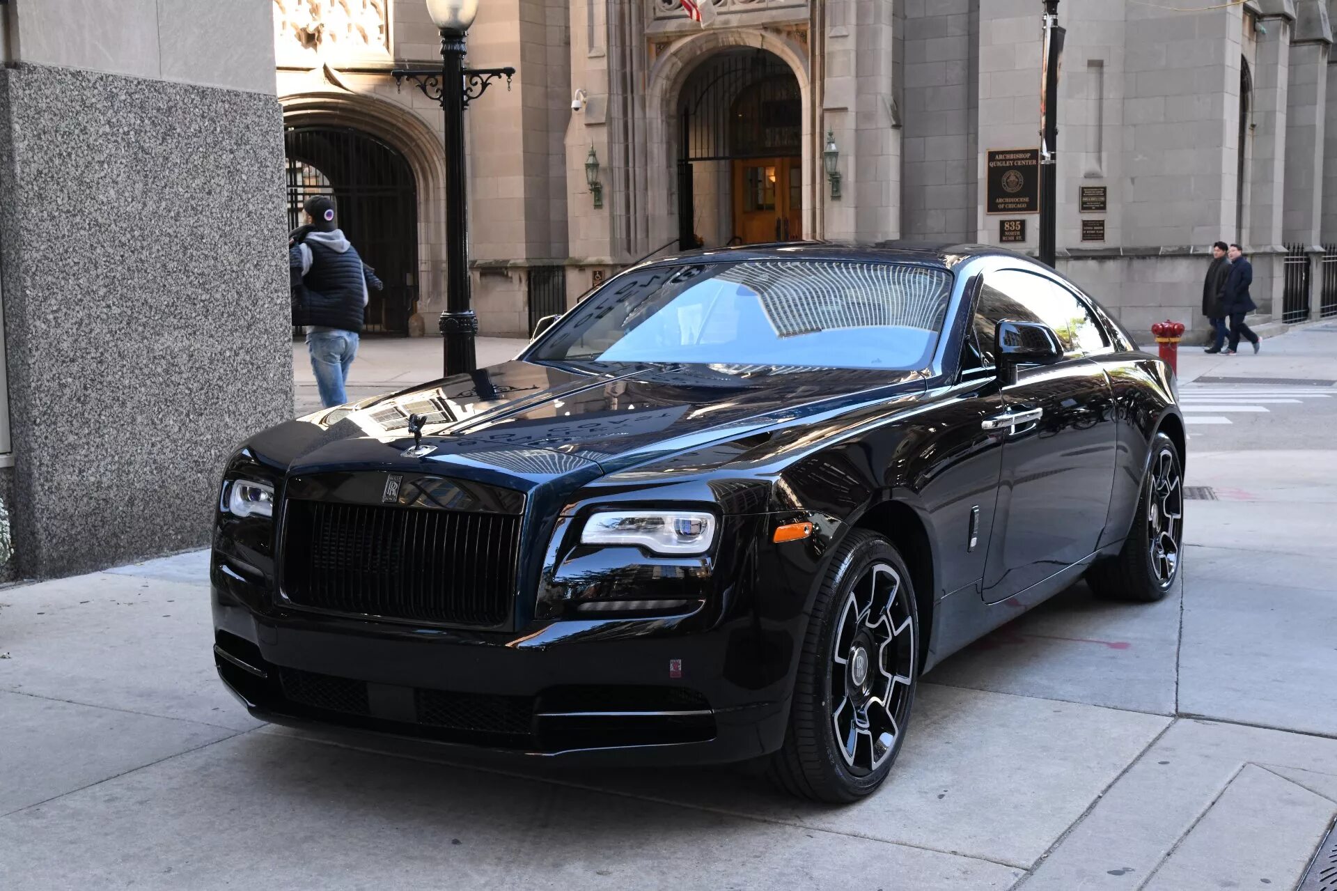 Черный ролс ройс песни. Rolls Royce Wraith Black badge. Rolls Royce Wraith черный. Роллс Ройс Wraith Black badge. Роллс Ройс Black badge.