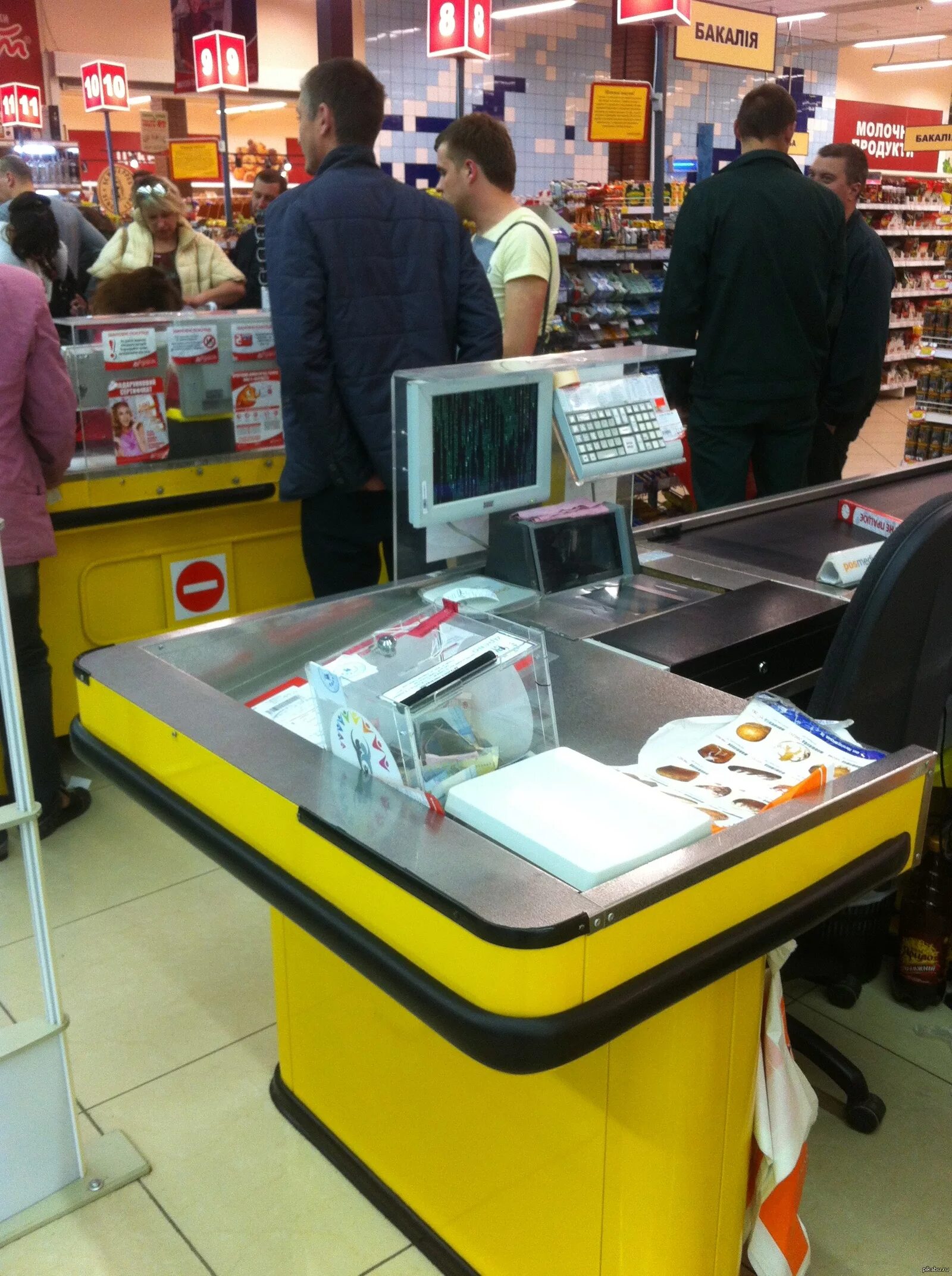 Касса пятерочки. Кассир напичканный электроникой. Касса в магазине. Кассир в пятерочке. Кассир напичканный электроникой.