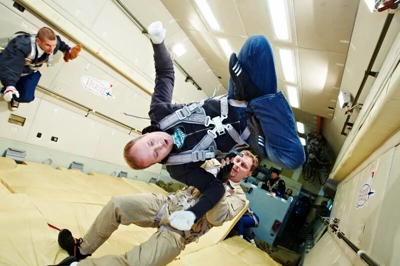 Гравитация ростов. Полеты zero gravity. фигура в невесомости. парень гравитация. имитация гравитации.