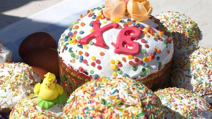 пасха храм. пасха православная. красивые куличи. куличи на пасху. пасхальные яйца и куличи.