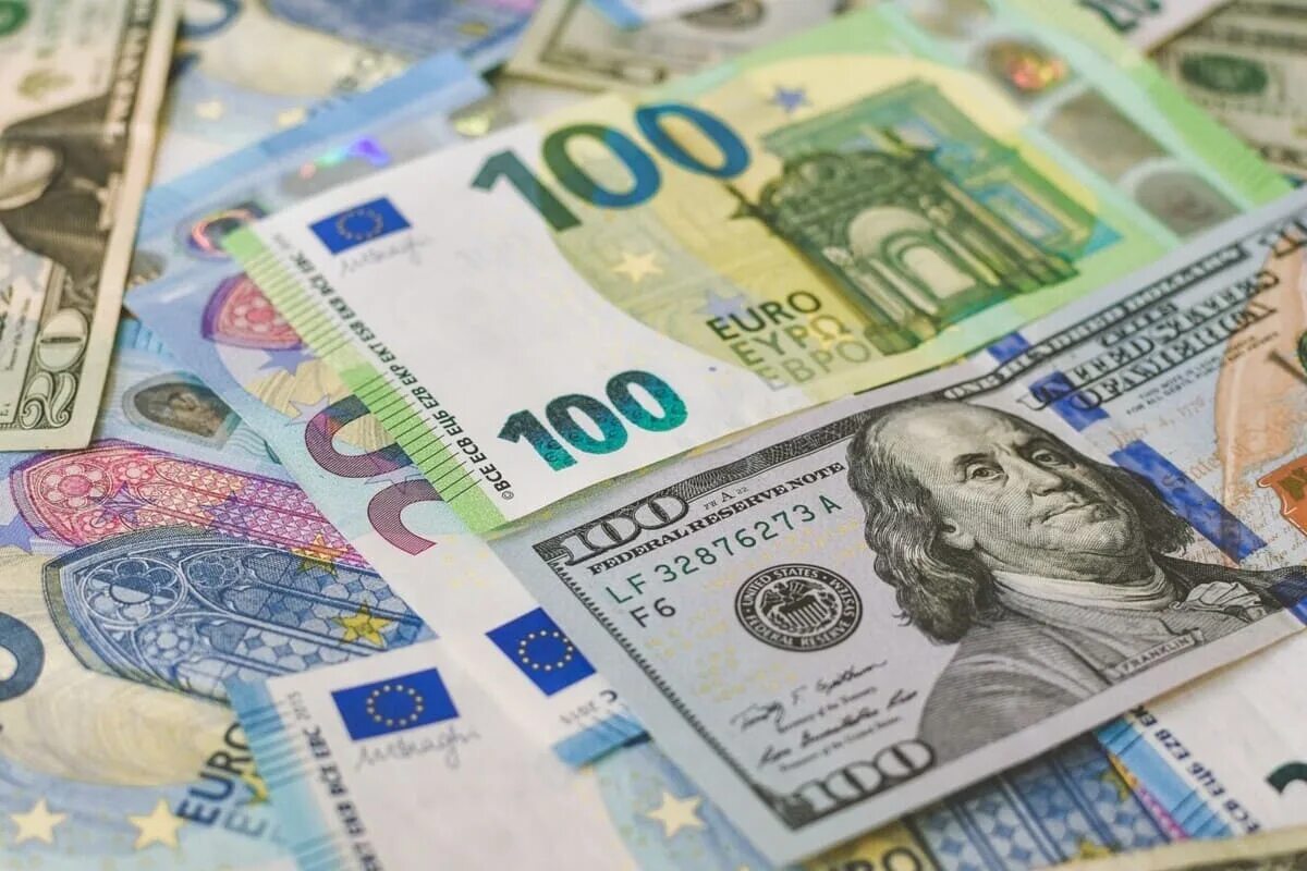 Евро май 2023. Доллар и евро. Доллар (валюта). Доллары банкноты. Валюта Украины.