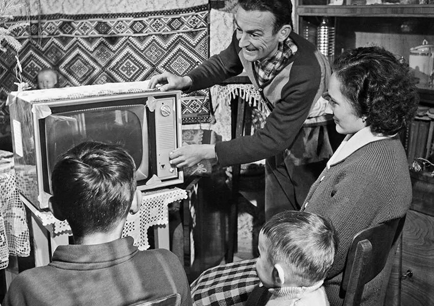 Быт советских людей. Быт советского человека в 1960. Телевидение в послевоенные годы. Телевизоры в послевоенный период.