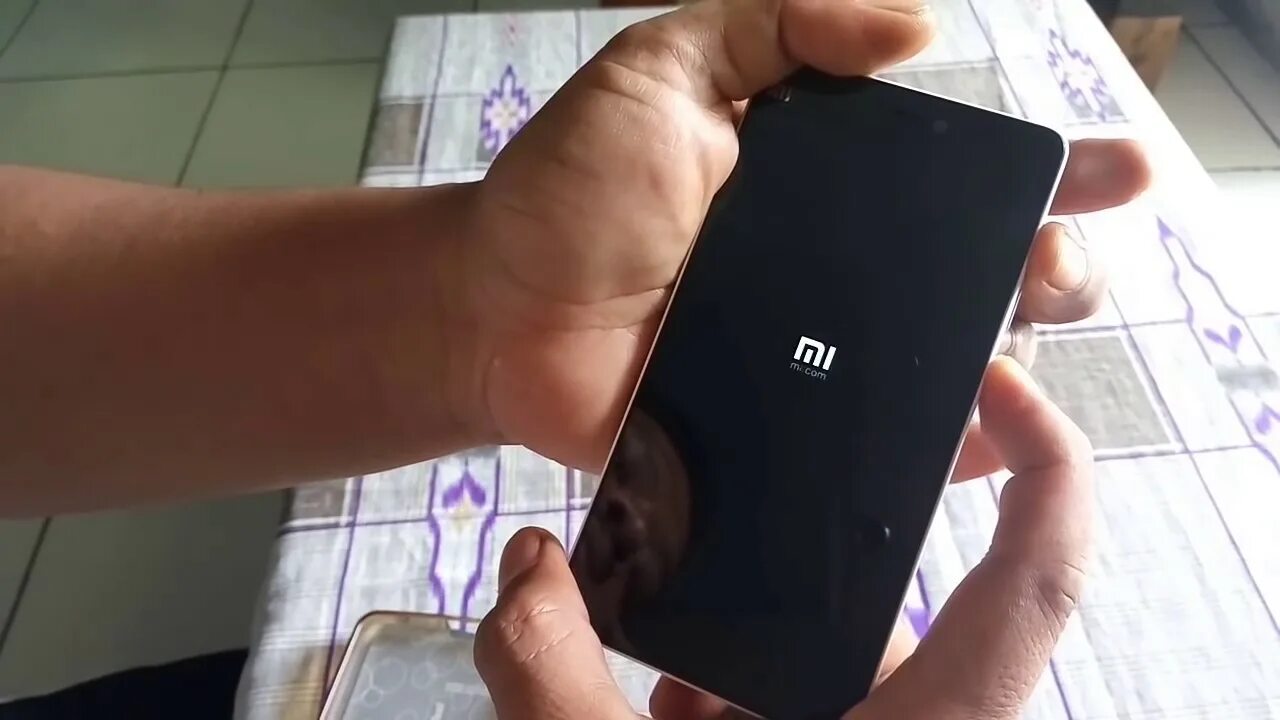 Включается заставка mi и сразу-же выключается. Перезагрузить редми 10. Xiaomi redmi note 10 перезагружается. Xiaomi redmi 3. Кнопка перезагрузки телефона xiaomi.