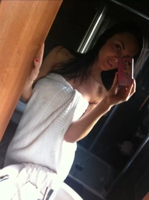 девушка в полотенце селфи. девушка в полотенце после душа. после душа без лица. после душа без лица. девушка в полотенце.