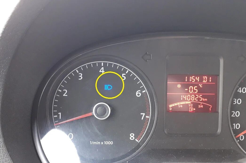 Фото реле на ближний свет поло седан. Kit h7 led vision vw golf 5. Volkswagen polo индикатор дальний свет. Предохранитель на дхо поло 2016. Фольксваген поло дальний ближний.