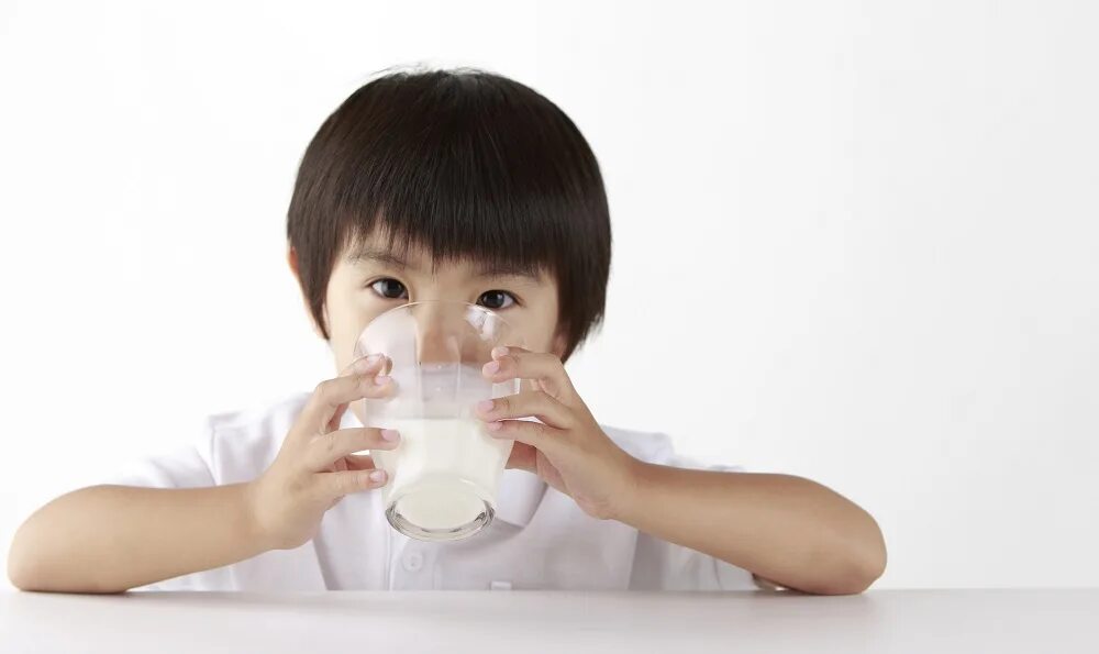 Пьет молоко на английском. Ребенок пьет молоко. Человек пьет молоко. Японцы пьют молоко. Айдол пьет молоко.