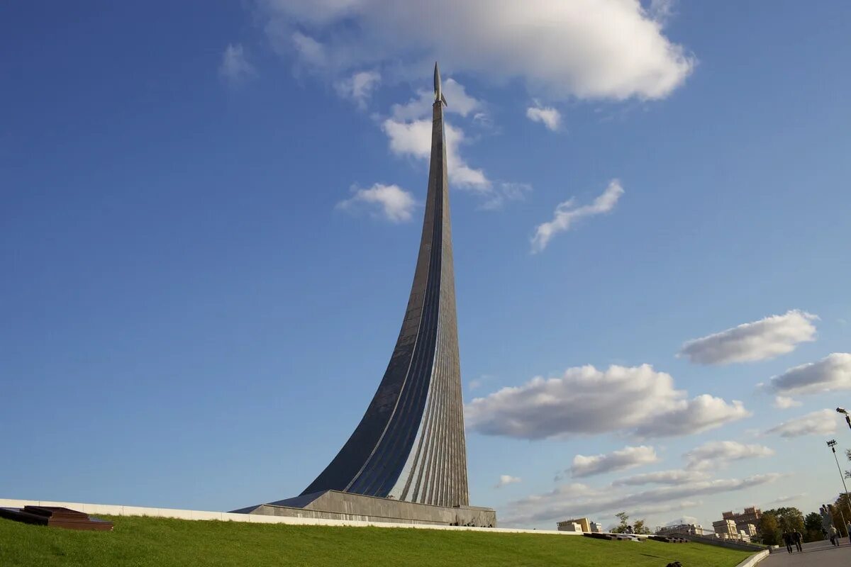 Памятники покорителям космоса у вднх в москве. Памятник космонавтики в москве. Памятник космонавтики в москве. Памятник космонавтики в москве. Монумент покорителям космоса на вднх.