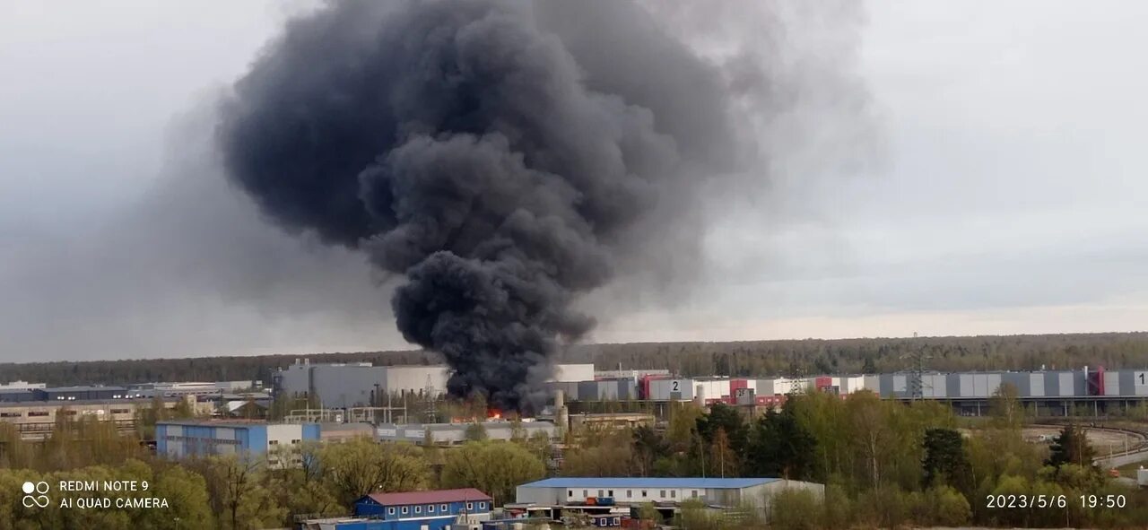 Что горит в горелово сейчас. Промзона. Пожар издалека. Пожар на Очаковском шоссе. Клубы дыма от пожара.