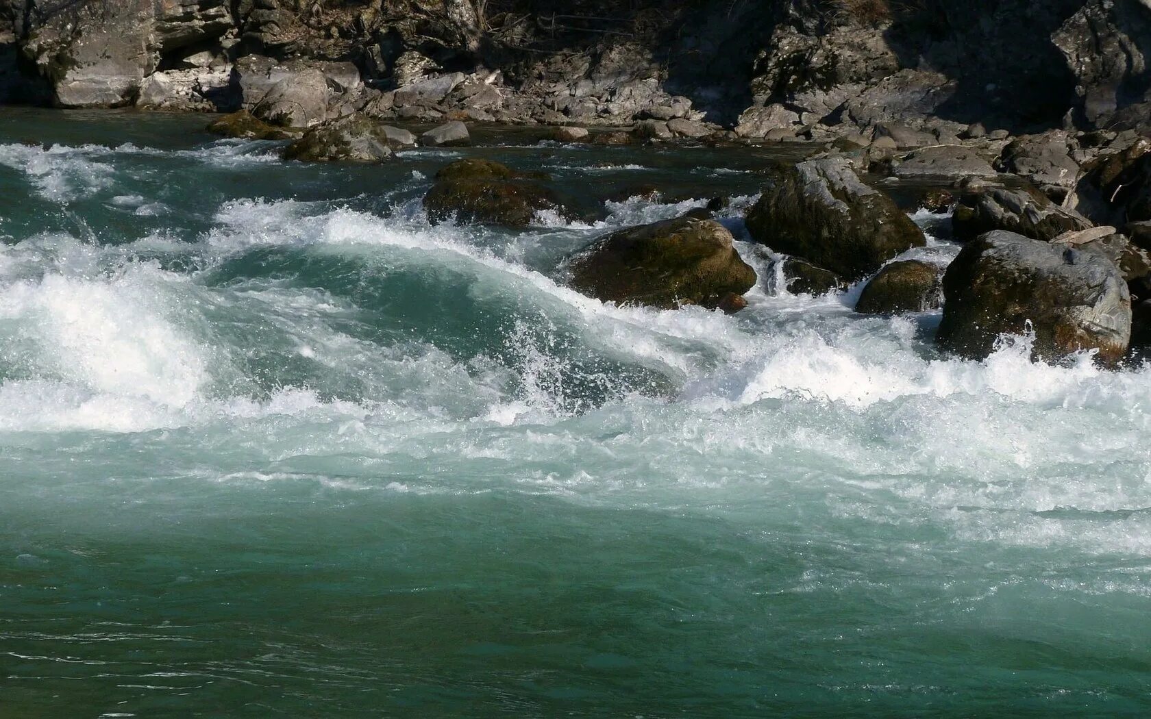 Стремительный бурный поток воды. Бурная вода. Бушующая Горная река. Бурный поток воды. Бурлящая река.