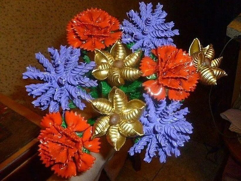 Поделки разных материалов своими руками. Поделки из макарон. поделки из макарон своими руками. цветы из макаронных изделий. букеты из разных материалов.