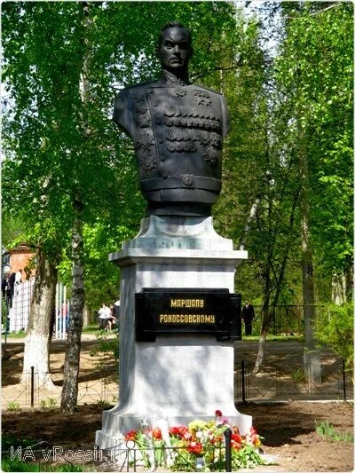 Территория рокоссовского. Памятник рокоссовскому в курске. памятник маршалу рокоссовскому в курске. памятник-бюст маршалу к. к. рокоссовскому в городе курск. парк рокоссовского курск.