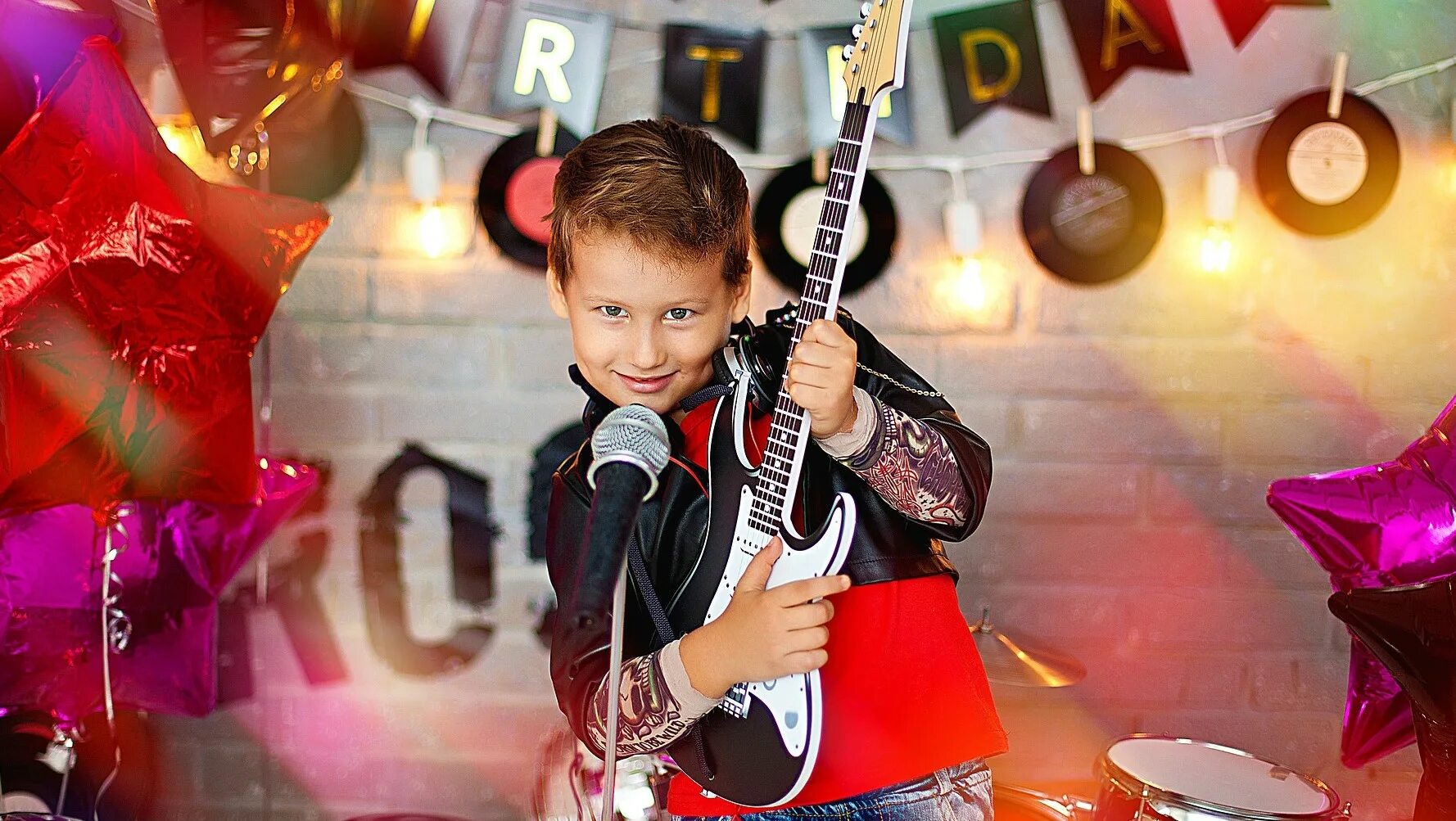 Песни развлечения. Мальчик поет. Мальчик с гитарой. С праздником мальчиков 22 ноября. Дети в мире родителей.
