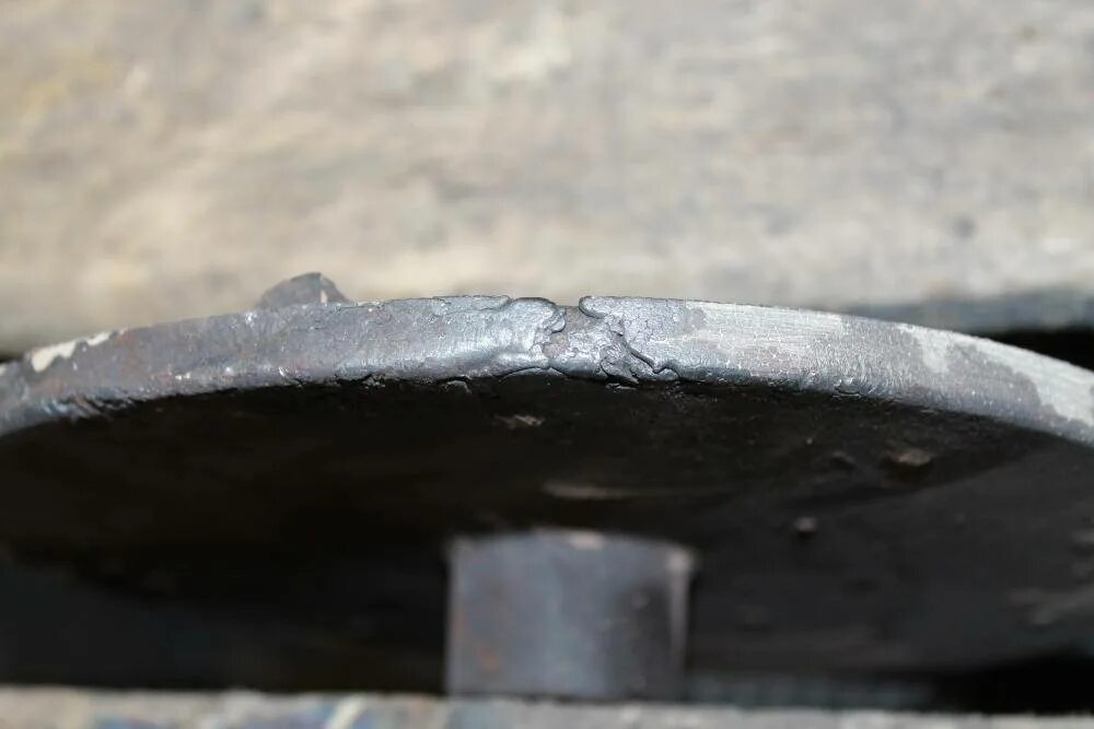 Пригар литейный дефект. Виды литейных дефектов чугунных отливок. Дефекты литья чугуна пригар. Дефекты чугуна. Металлизированный пригар на отливках.