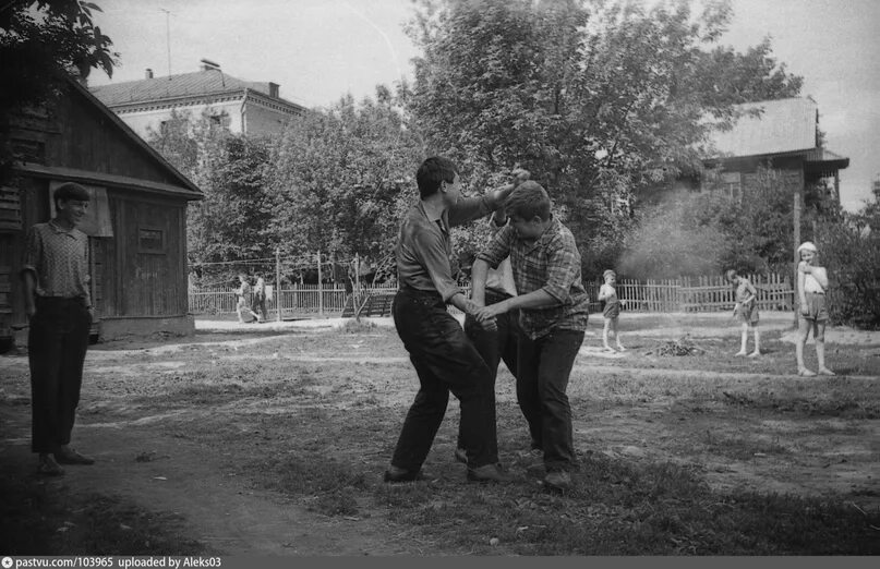 Уличные игры 90-х. Д воровая. Игры во дворе. Кто такой дворовой. Дворовой.