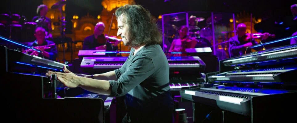 Янни хрисомаллис концерт. Янни греческий композитор. Yanni 2009. Yanni 2006 концерт участники музыканты. Янни хрисомаллис.