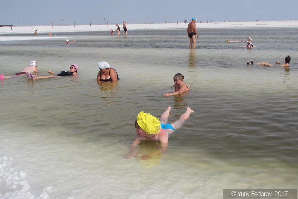 Купаться в соленой воде. Нижний Баскунчак озеро. Нижний Баскунчак соленое озеро. Баскунчак соленое озеро санаторий. Ахтубинск озеро Баскунчак.