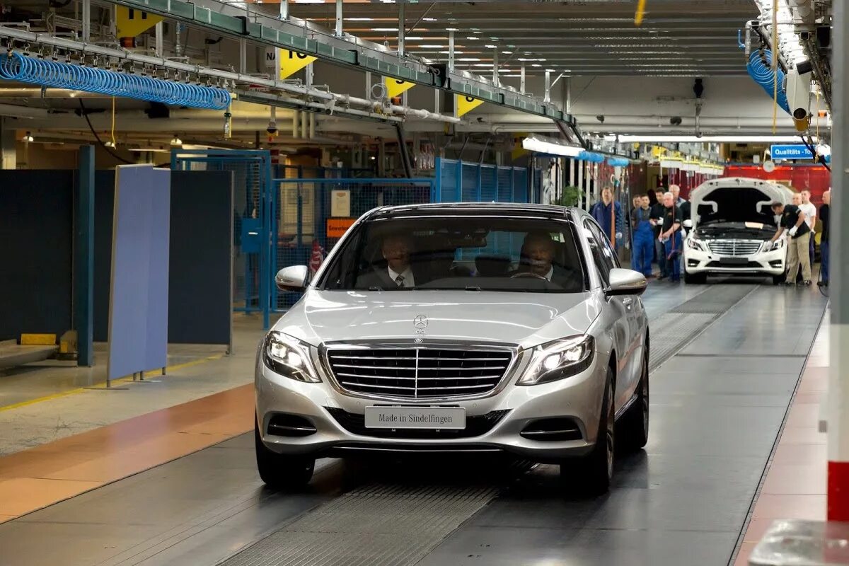 Кто делает мерседес. Кто делает мерседес. Mercedes benz сервис. Mercedes benz zavod. Мерседес даймлер бенц.
