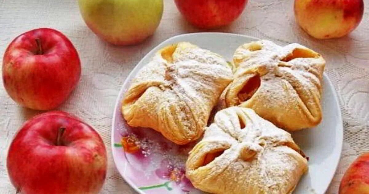 Тест с яблоками. Конвертики с яблоками. конвертики из слоеного теста с яблоками. яблоки в слойке. яблоки в слоеном тесте.