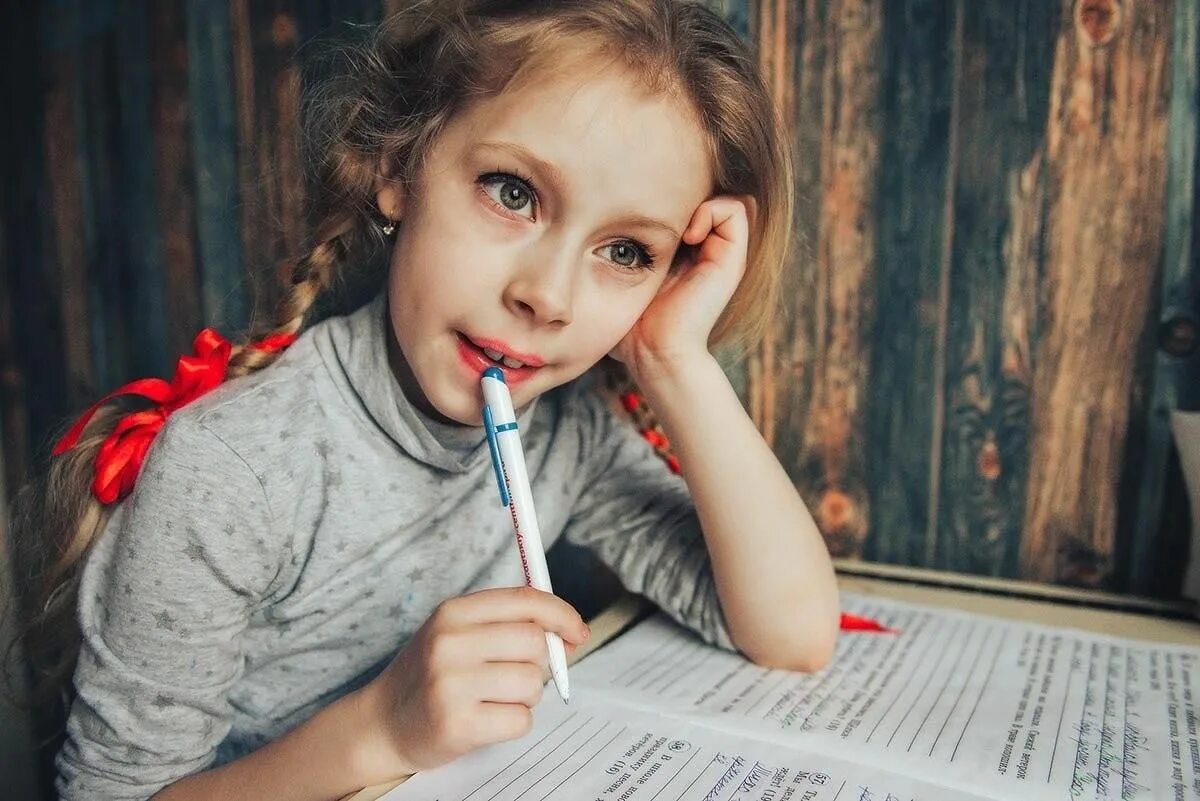 Хельга хилтунен. Ребенок пишет. Девочка. Девочка учится. Слепые и слабовидящие дети.