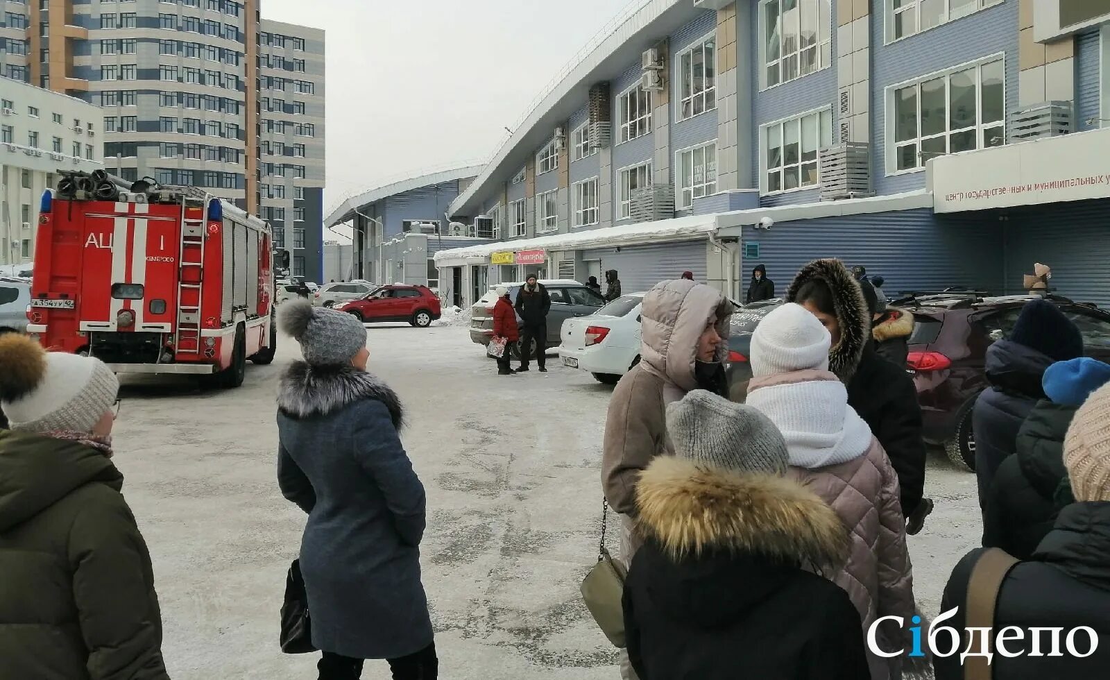 Почему эвакуируют города. Эвакуация в кемерово ктск. эвакуация из здания картинки. люди эвакуируются из офисного центра зимой.
