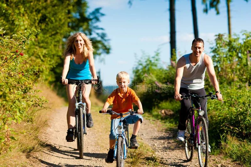 Большая спортивная семья. Семейная прогулка на велосипедах. Прогулка на велосипеде. Семья катается на велосипедах. Прогулка на велосипеде семья.