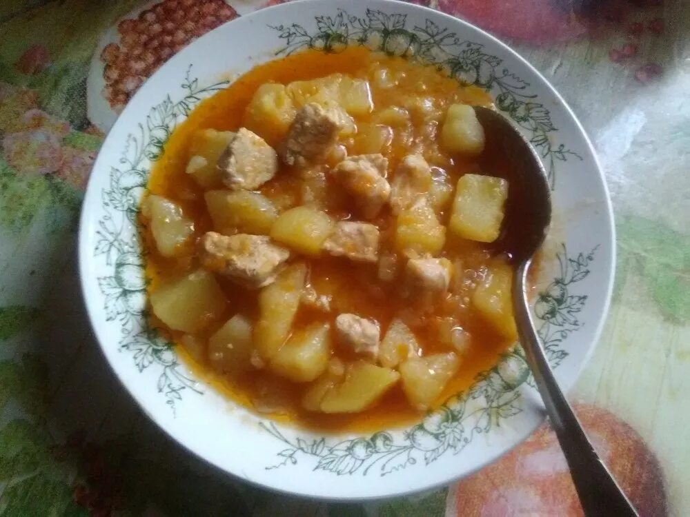 Тушеная картошка с курицей. Картошка тушеная с грудкой. Тушеная картошка с куриной грудкой. Тушёная картошка с курицей в сковороде.