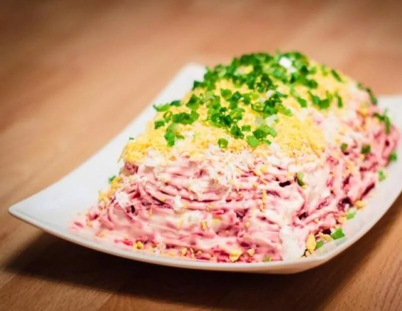 Салат сельдь под шубой с яйцом. Сельдь под шубой с яйцом. селёдка под шубой с яйцом. салат селёдка под шубой с яйцом. селедка под шубой с желтком.