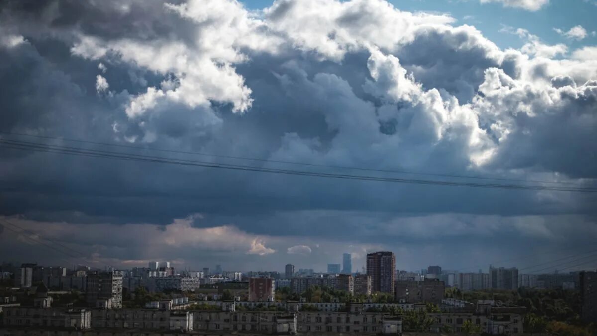 Грозовой фронт в Москве. Аномальная гроза в Москве. Облачно с прояснениями дождь. Дождь в Москве. На москву надвигается гроза