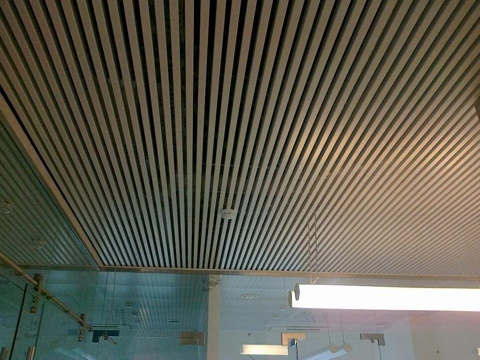 Армстронг кассетный ар600а6 q8. Армстронг кассетный ар600а6 q8. Потолочная система армстронг. Реечный потолок кубообразная рейка. Панель потолочная "албес hook-on h-100/200" 300*1180 мм.