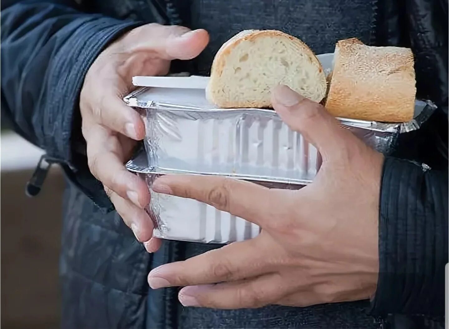 Помощь людям едой