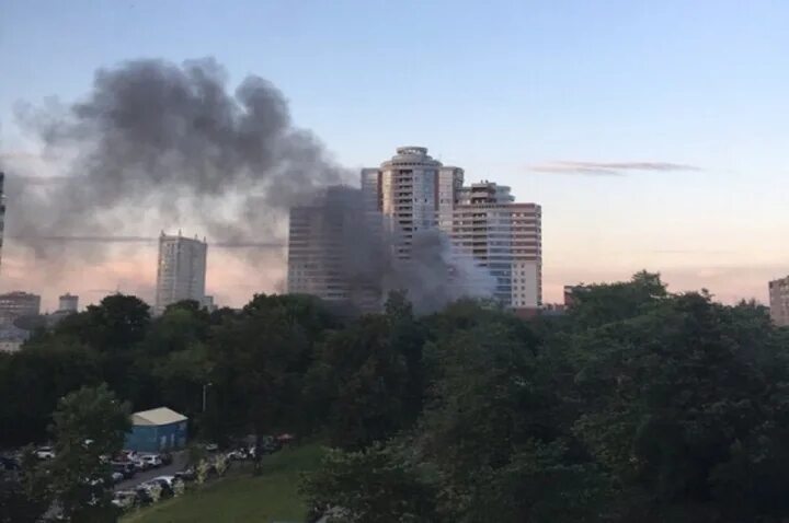 в кирове ночью дом горел в траве пустых елки. пожар в дороничах киров. пожар в дороничах киров. киров не горит свет. пожар в кыштыме сегодня ночью.