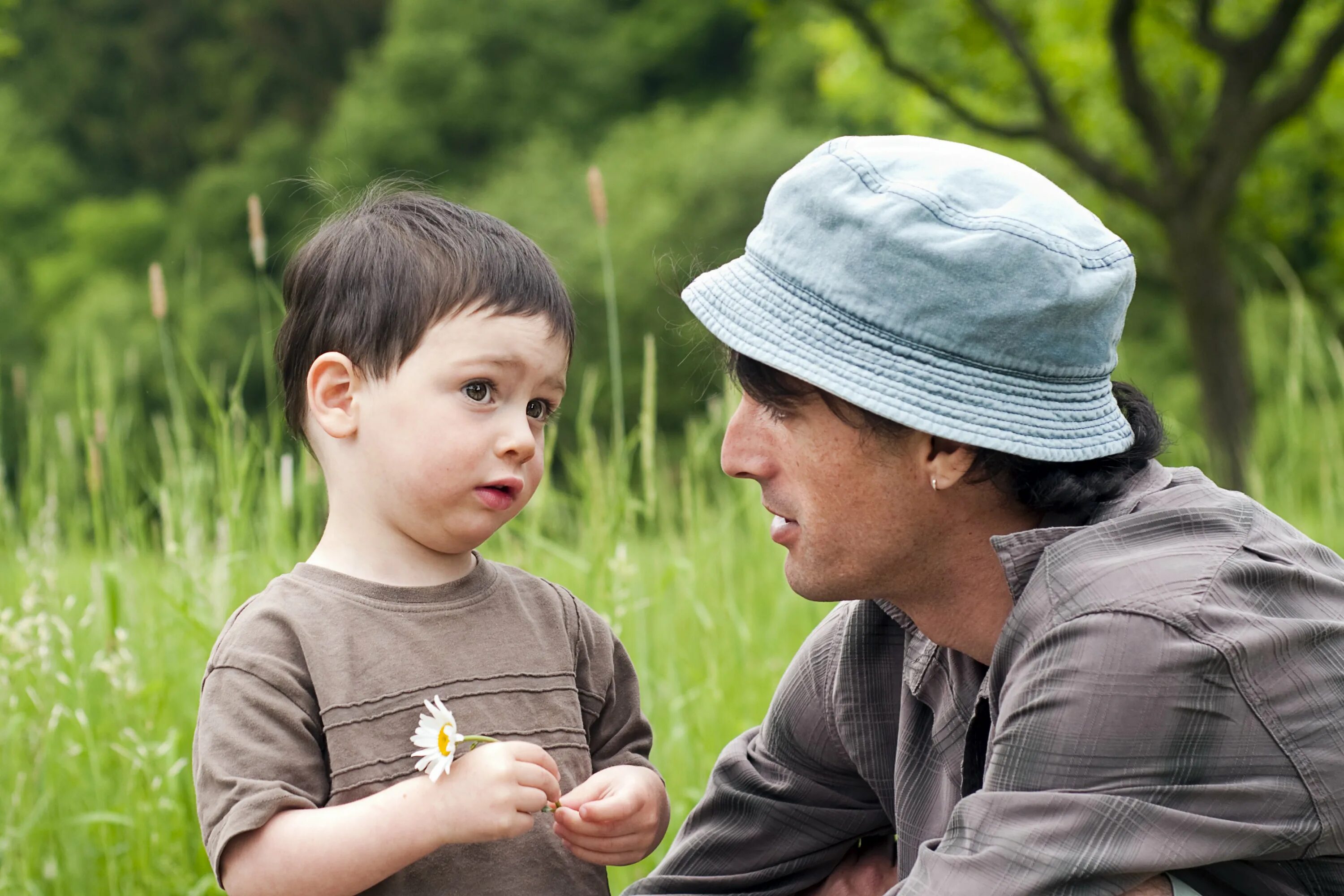 Дети рассказывают о природе. Разговор с ребенком. Отец беседует с детьми. Общение детей. Разговор родителей с ребенком.