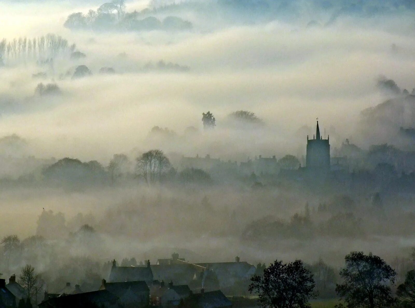 Город тумана 5. Туманные пейзажи Англии Тернера. Город в тумане. Туманный город. Туманный пейзаж.