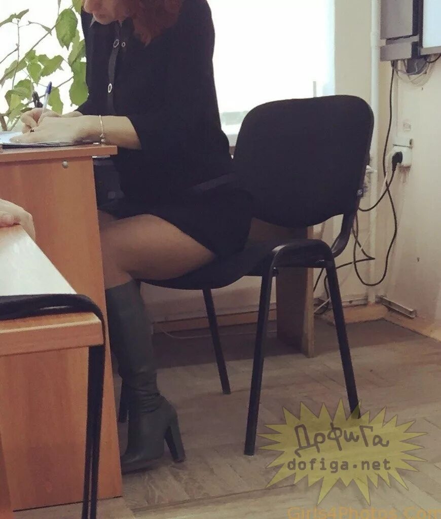 Девушки в школе. Учительница на парте. Под столом в школе. Учительница на парте. Учитель в школе у доски.