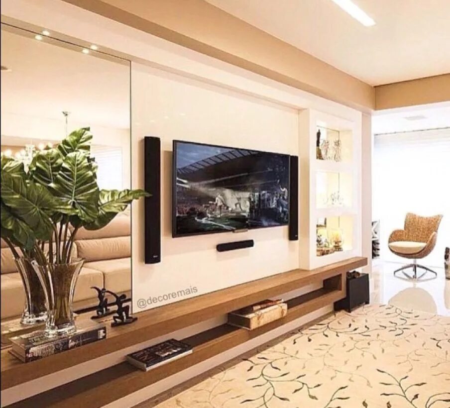 Телевизор в интерьере гостиной. Телевизор в интерьере. Гостиная с телевизором на стене. Гостиная с большим телевизором.