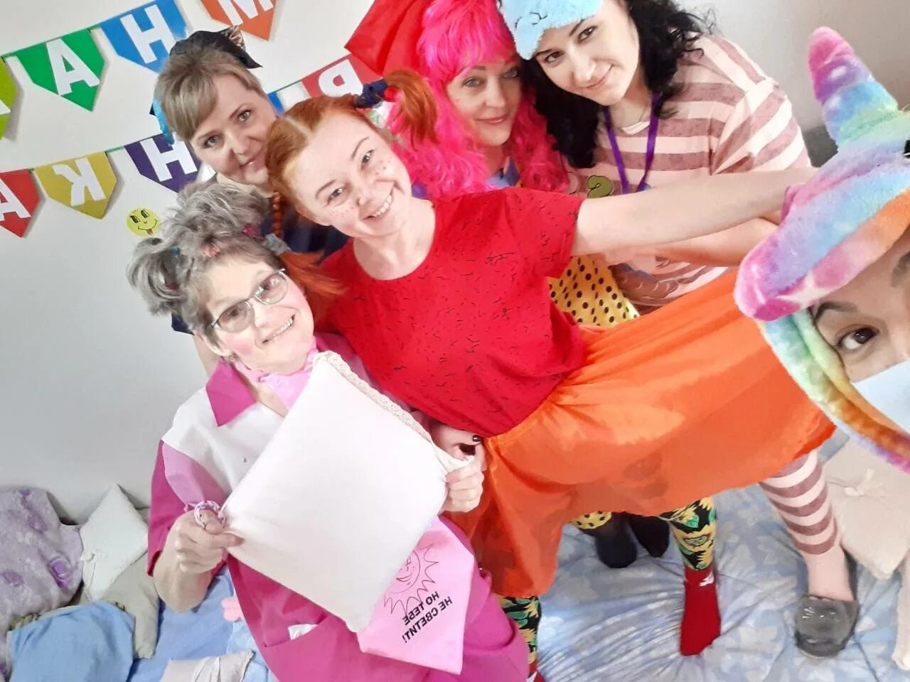 детский праздник смеха. детский праздник смеха. день смеха в школе. детский праздник смеха. веселые клоуны в цирке.