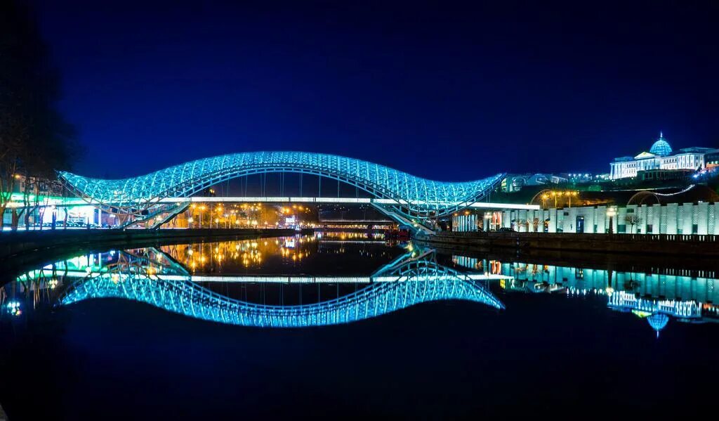 Грузия и мир. Стеклянный мост в Тбилиси. Хрустальный мост Тбилиси.