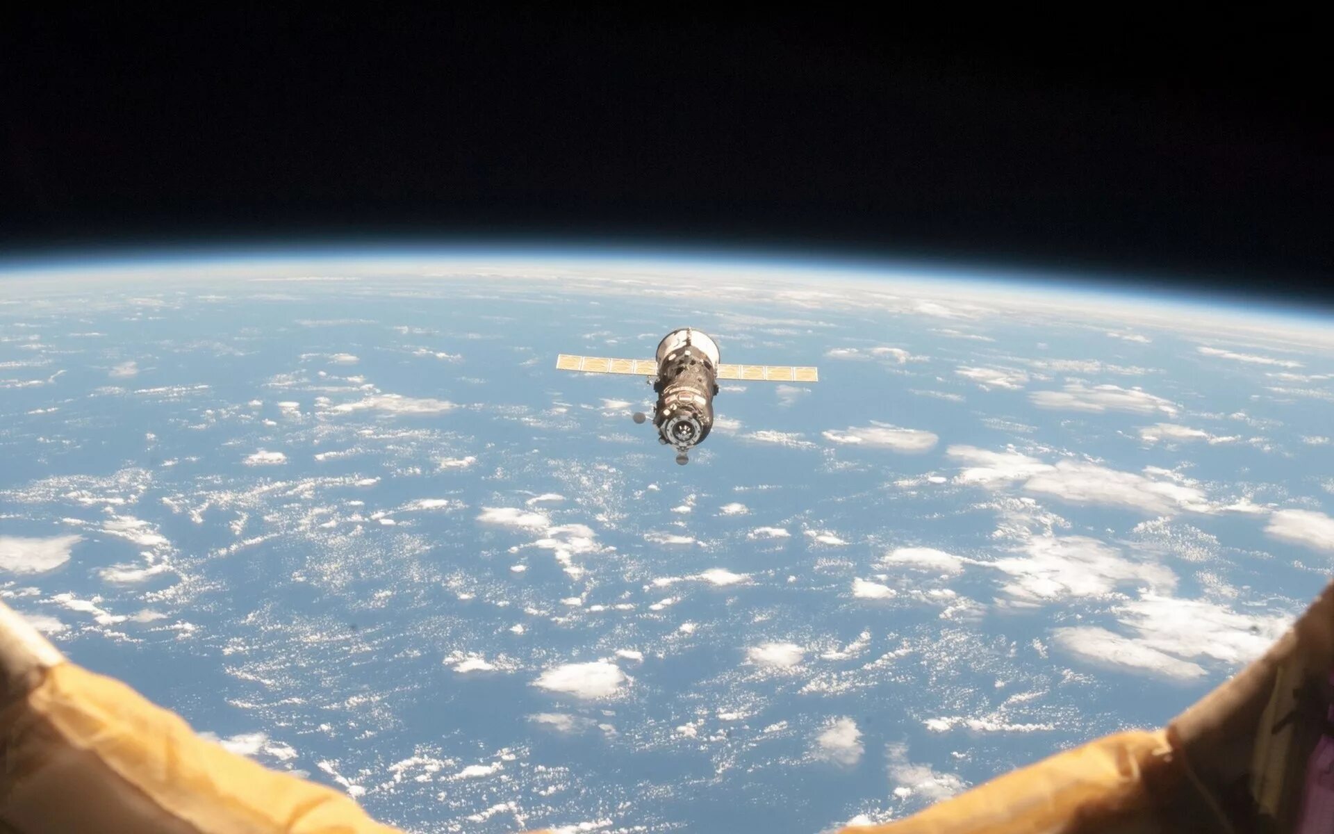 Земля в иллюминаторе картинки. Иллюминатор космического корабля МКС. Вид земли из космоса. Вид из иллюминатора в космосе. Вид с космического корабля на землю.