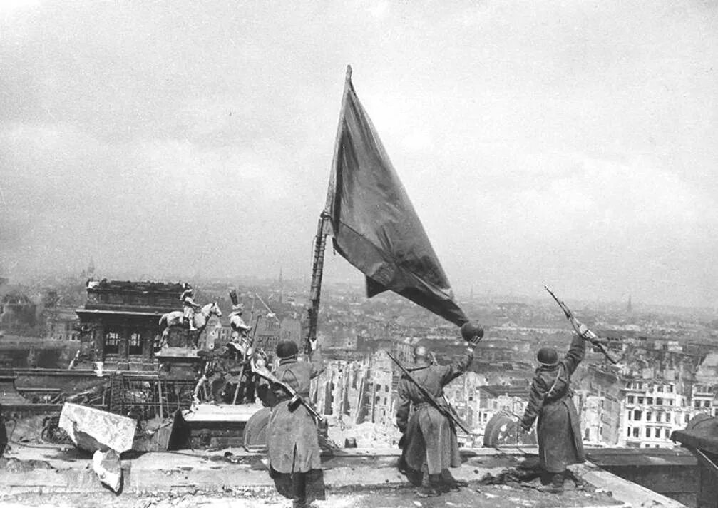 Флаг во время войны. Красное Знамя над Рейхстагом. Знамя Победы над Рейхстагом в Берлине. Знамя Победы 1945. 1945 — В Берлине над Рейхстагом водружено Знамя Победы..